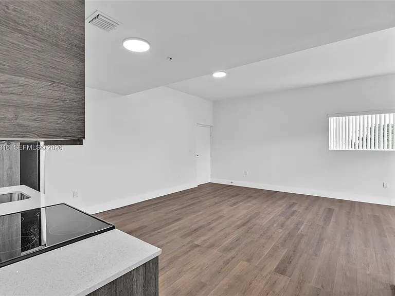 1021 NW 1st St #301 — Photo 4