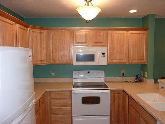 3rd image of 381 Walker Dr