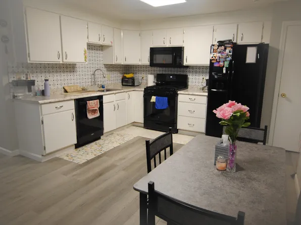 3 Knightsbridge Dr #301, Nashua, NH 03063