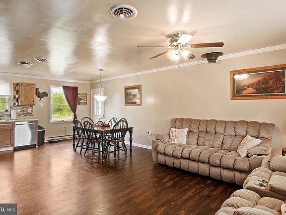 4th image of 11 Circle Hill Dr