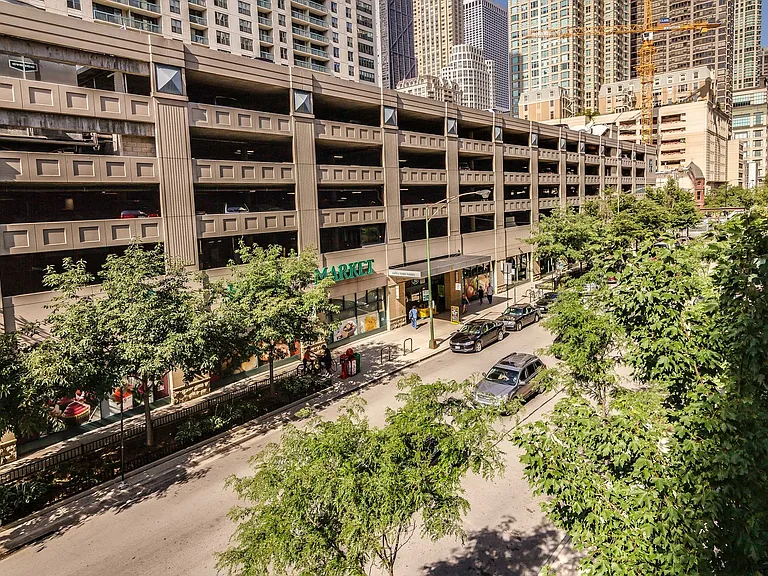 33 W Huron St #305 — Photo 23