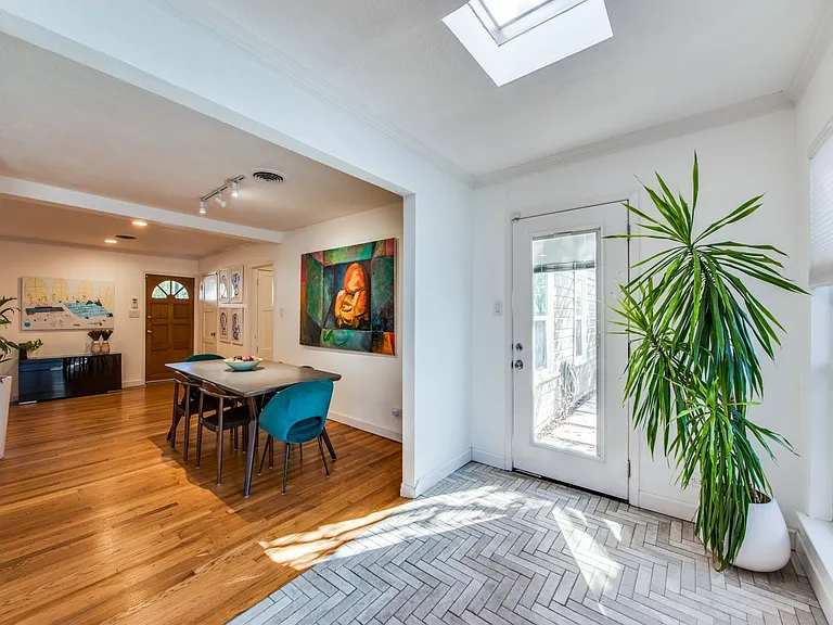 102 Wellesley Blvd — Photo 21