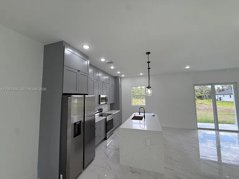 1089 Eisenhower Blvd — Photo 5
