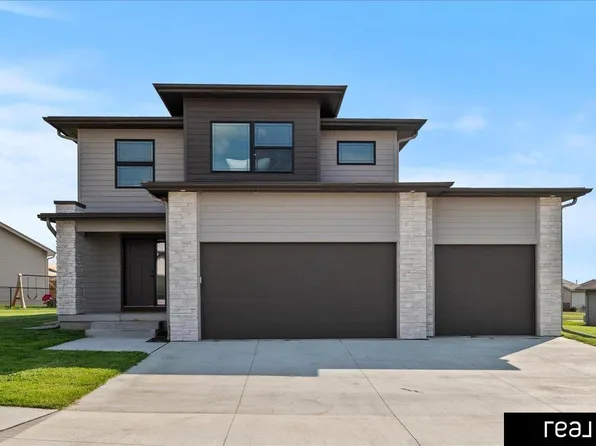 202 Augusta Dr, Underwood, IA 51576