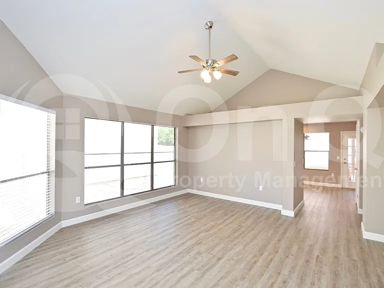 1501 E Commerce Ave — Photo 7