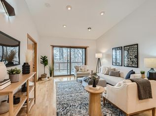 572 Deer Ridge Ln S, Maplewood, MN 55119