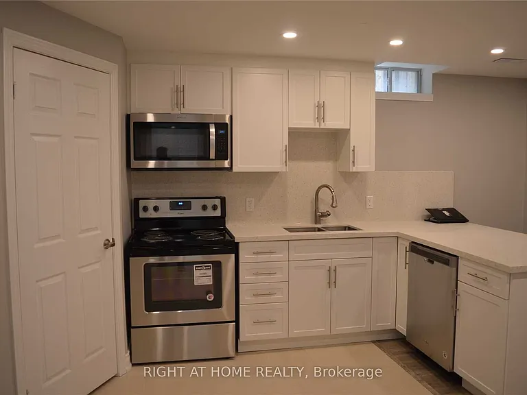 5332 Floral Hill Cres #BASEMENT — Photo 1