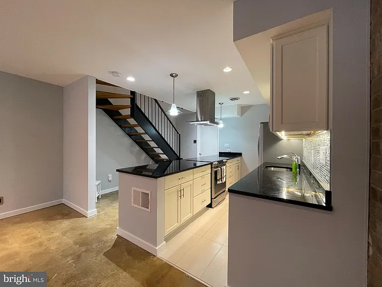 457 N St SW — Photo 19