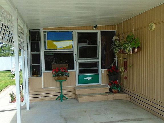 2nd image of 829 Carol St