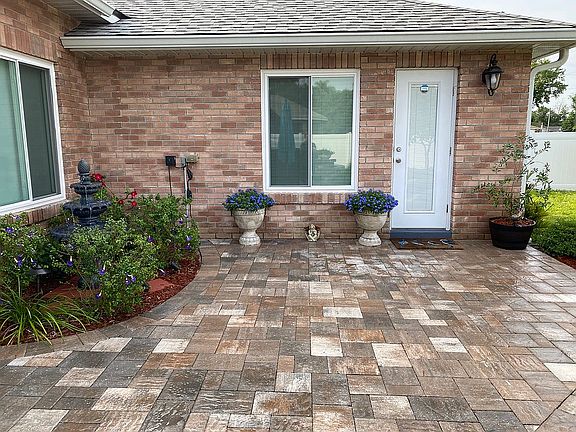 Private in-law suite entry