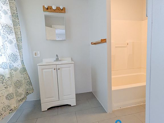 4th image of 212 Lyman St #3L