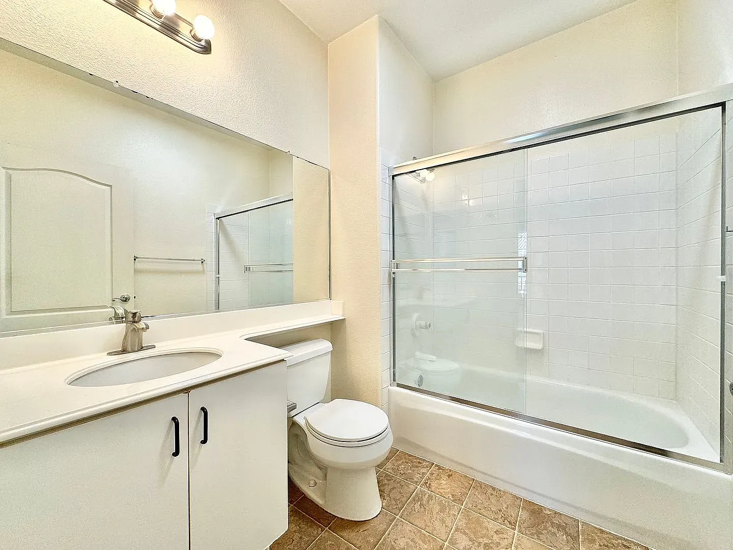 2 bed, 944 sqft, $3,300 — Photo 2