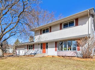 373 Maple Lane Ct, Roseville, MN 55113