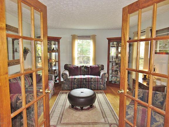 5th image of 1065 Thorn Cir