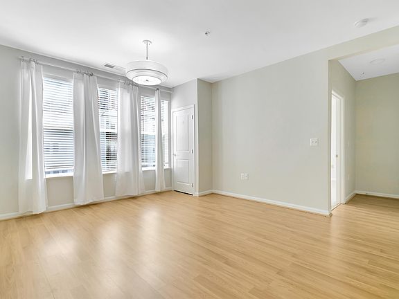 4th image of 2655 Prosperity Ave APT 320