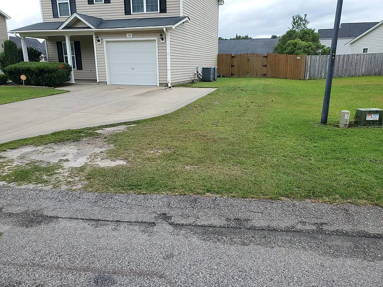 184 Roanoke Dr — Photo 2