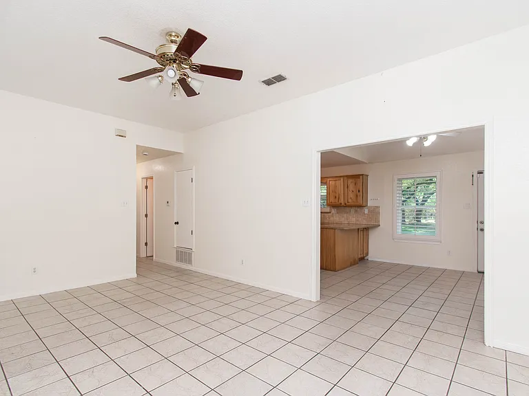 11 Basswood Ct — Photo 2