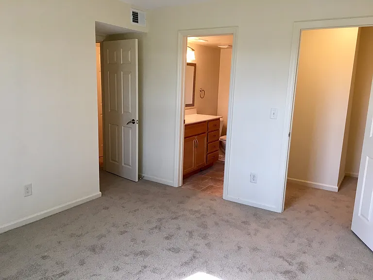 Riverbend Apartments — Photo 13