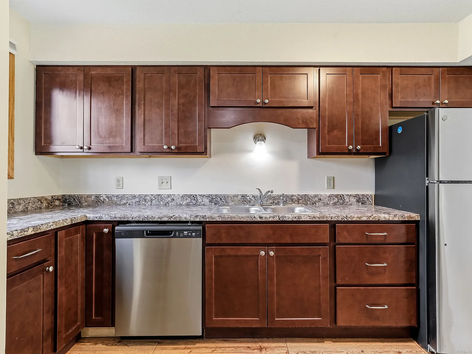Victoria Townhomes — Photo 2
