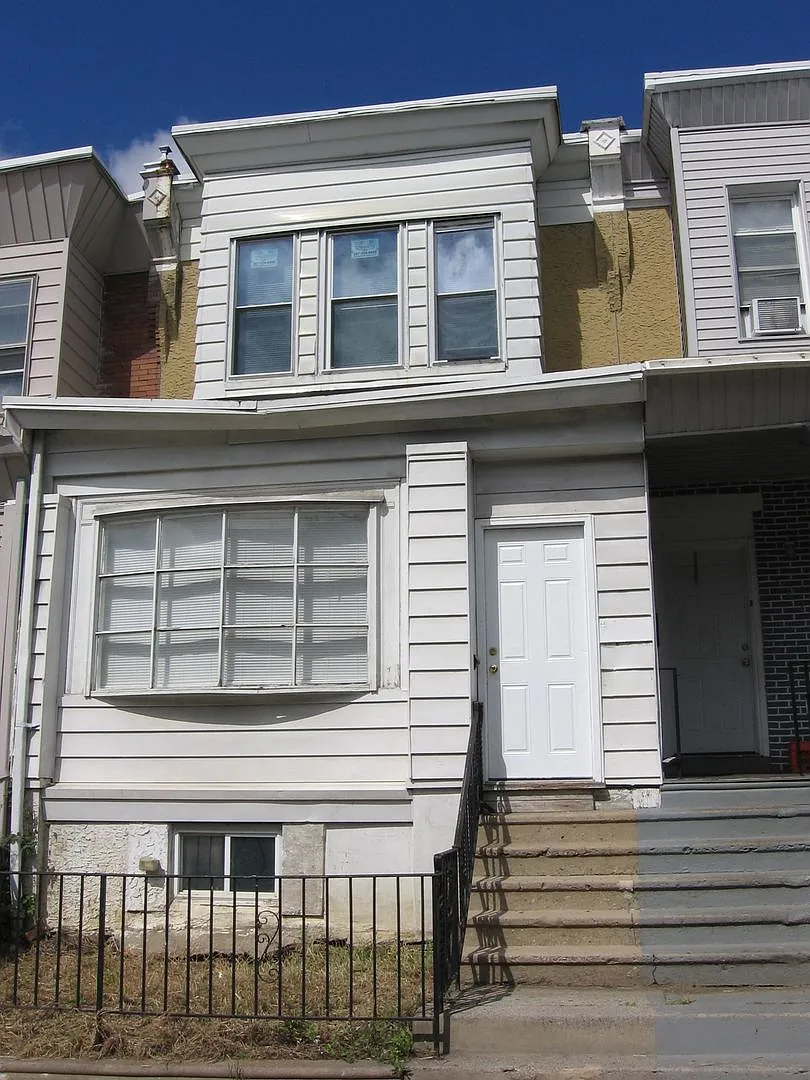 Enclosed Front Porch Row - Kingsessing — Photo 1