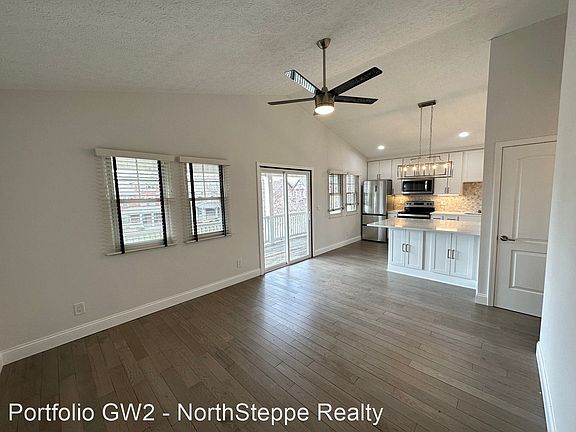3rd image of 1726 Summit St #10449654