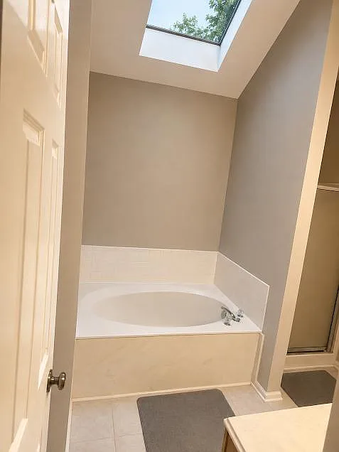 2 bed, 1.0 bath, 1900 sqft, $1,845 — Photo 2