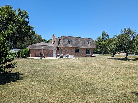 3rd image of 8839 Pine Ave