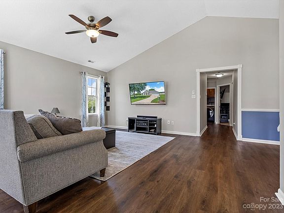 4th image of 113 N Woodcliff Ln