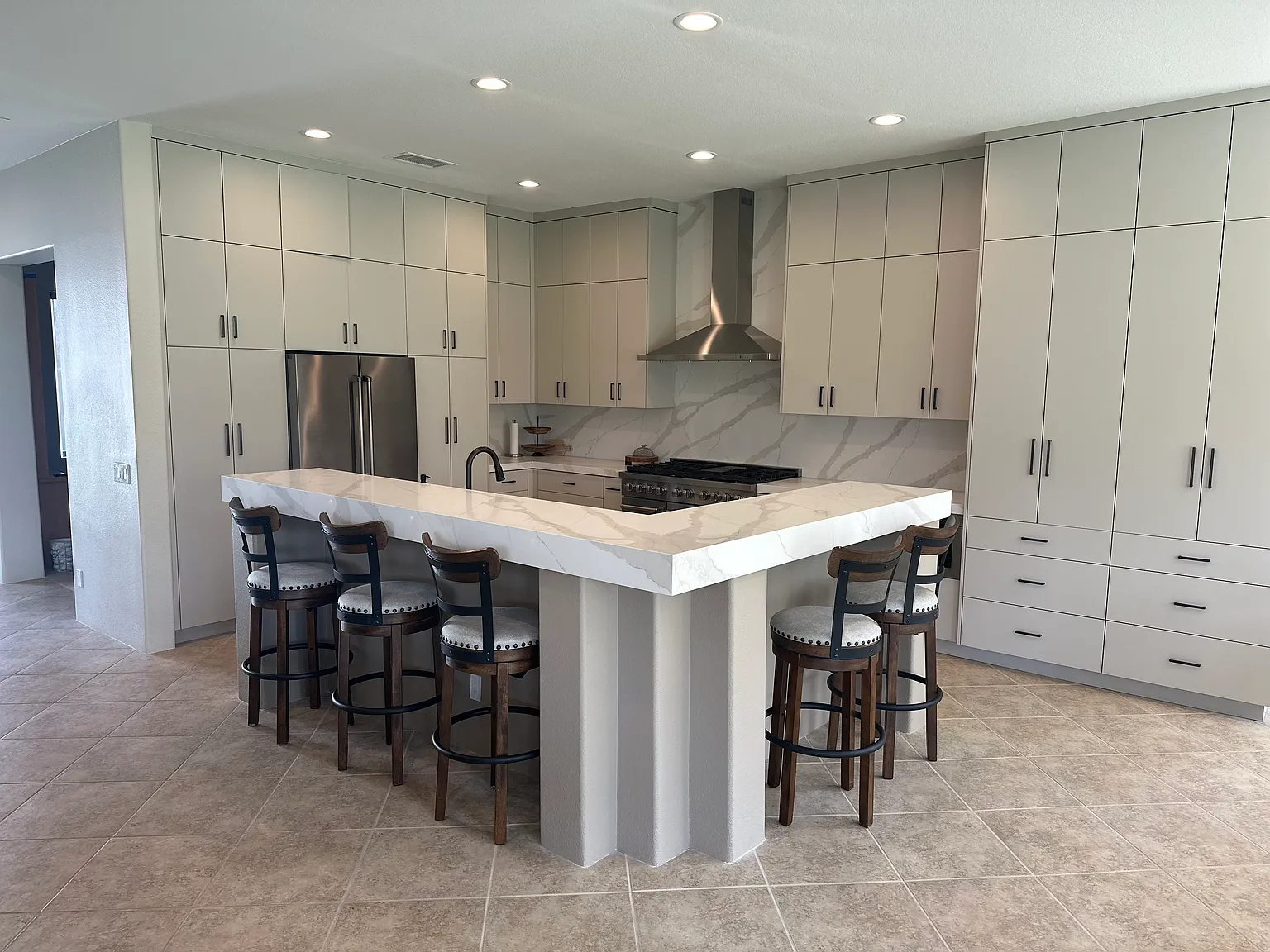 3 bed, 2450 sqft, $7,000 — Photo 2