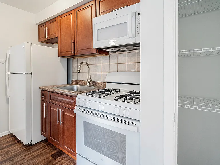 114-120 Montgomery Street Apartments — Photo 13