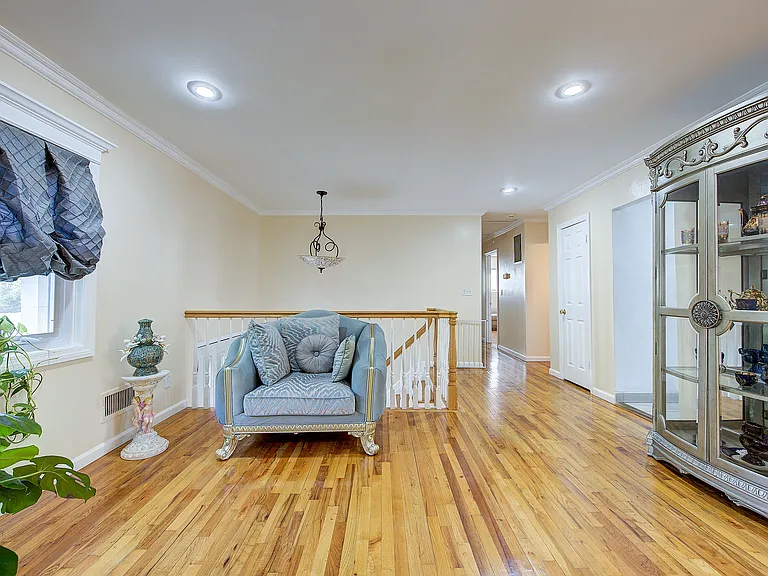 55 Duncan Dr W — Photo 3