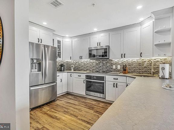 5th image of 717 S Columbus Blvd Unit 1206