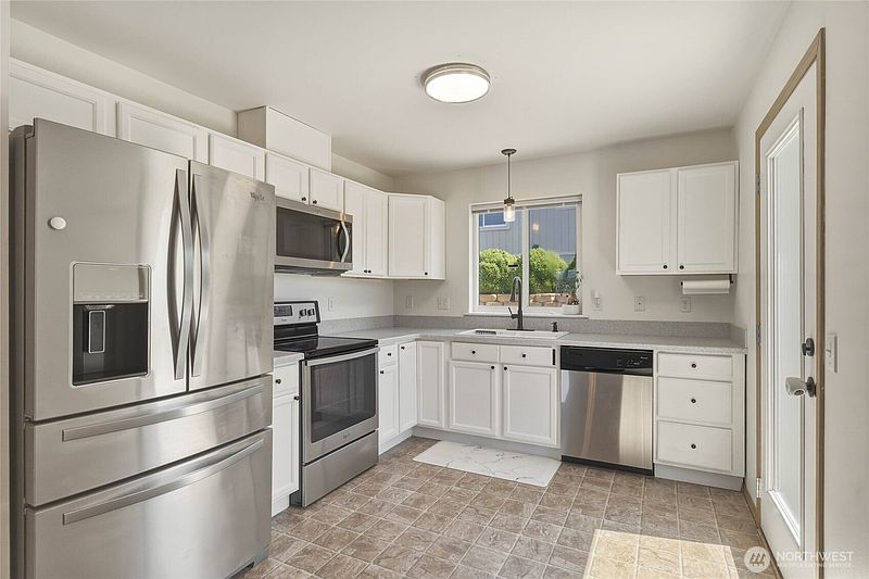 5th image of 3935 NE Vista Del Rey Drive