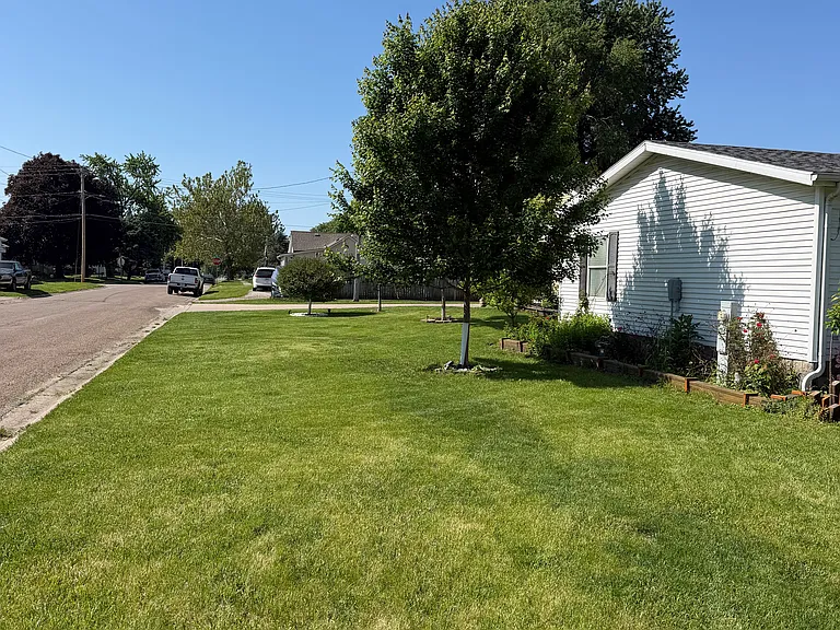 902 D Ave W — Photo 2