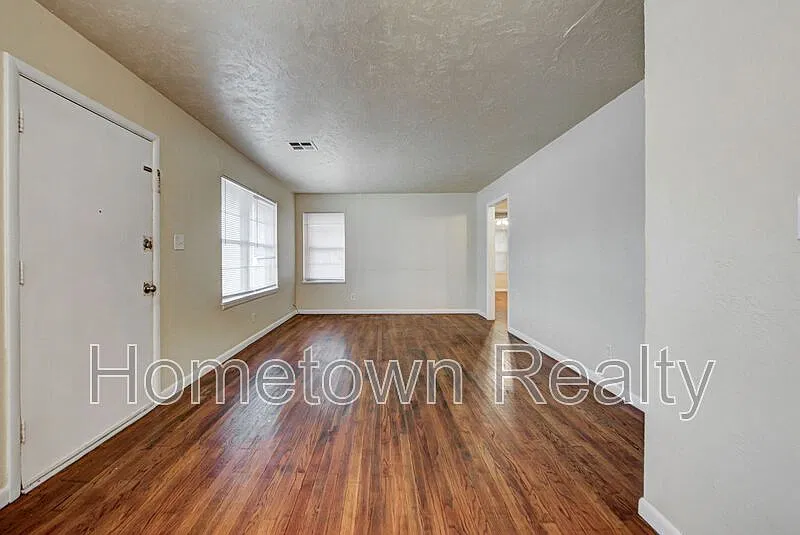 3 bed, 2.0 bath, 1204 sqft, $1,295 — Photo 4