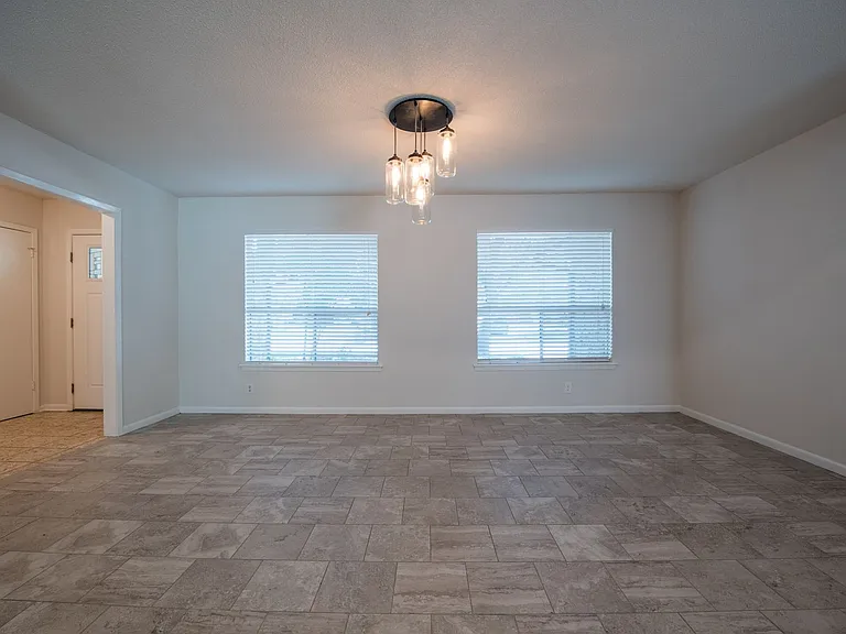 2902 Silverleaf Dr — Photo 5
