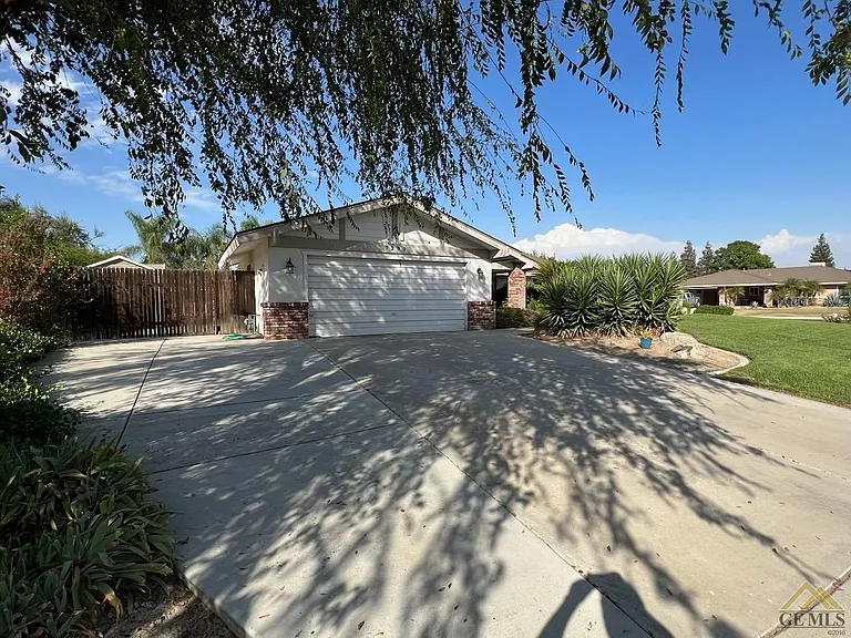 7200 Bennington Way — Photo 2