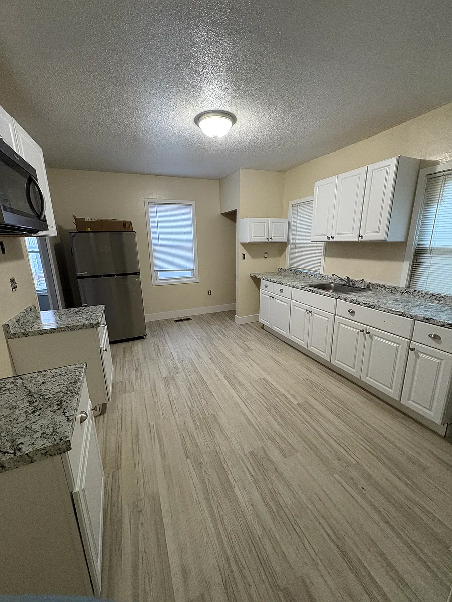 Building Photo - 152 E Farm St #1