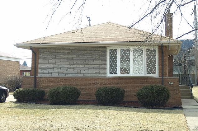 1st image of 909 E 161st Pl