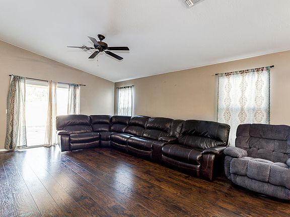 5th image of 2911 S 91st Dr