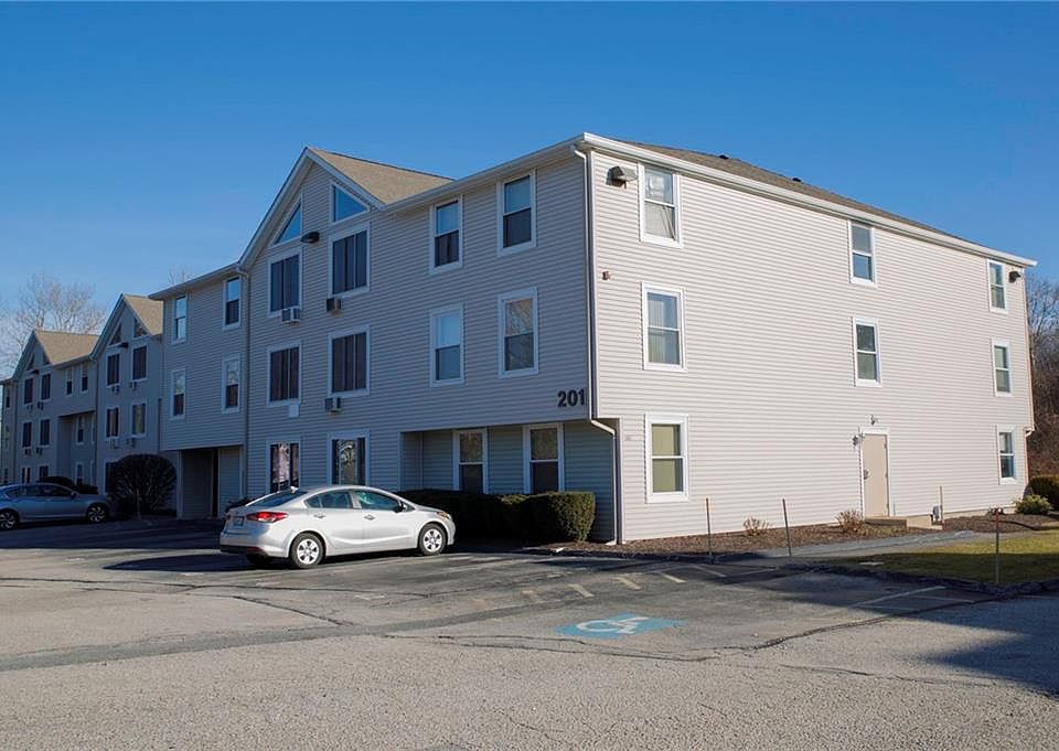1st image of 201 Woodlawn Ave APT 204