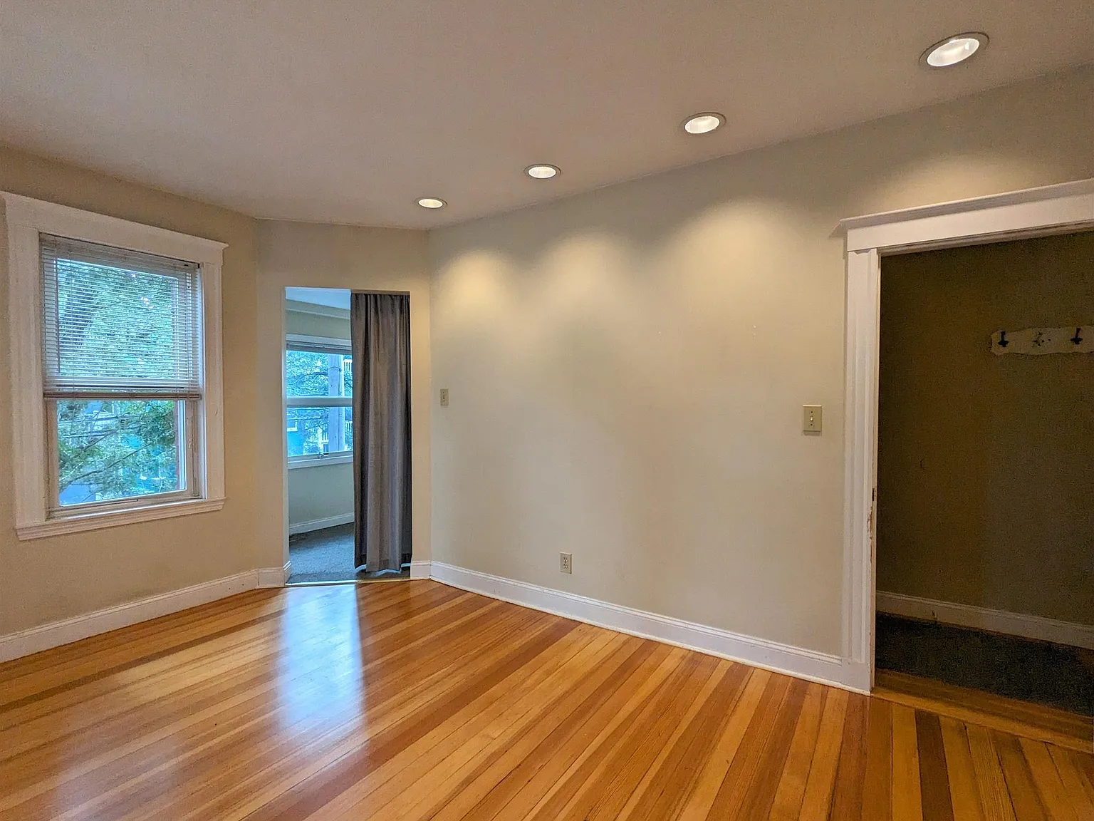 3 bed, 1000 sqft, $3,300 — Photo 4