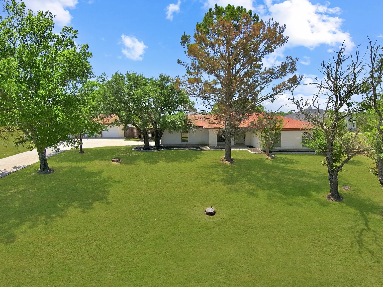 2acres & 4 Car Garage. — Photo 1
