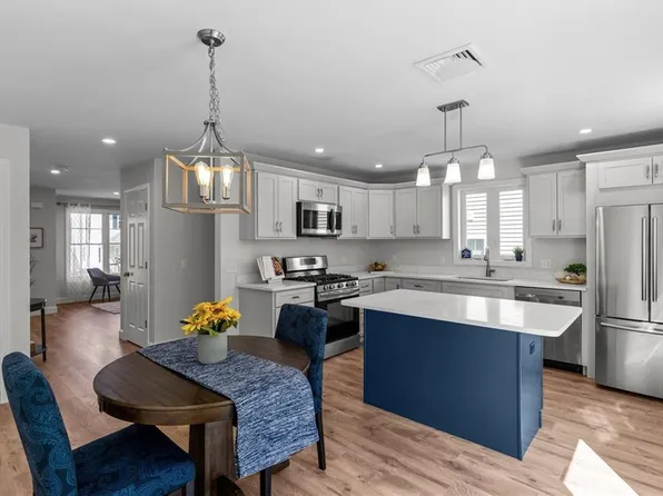 8 Lisi Ln, Providence, RI 02904