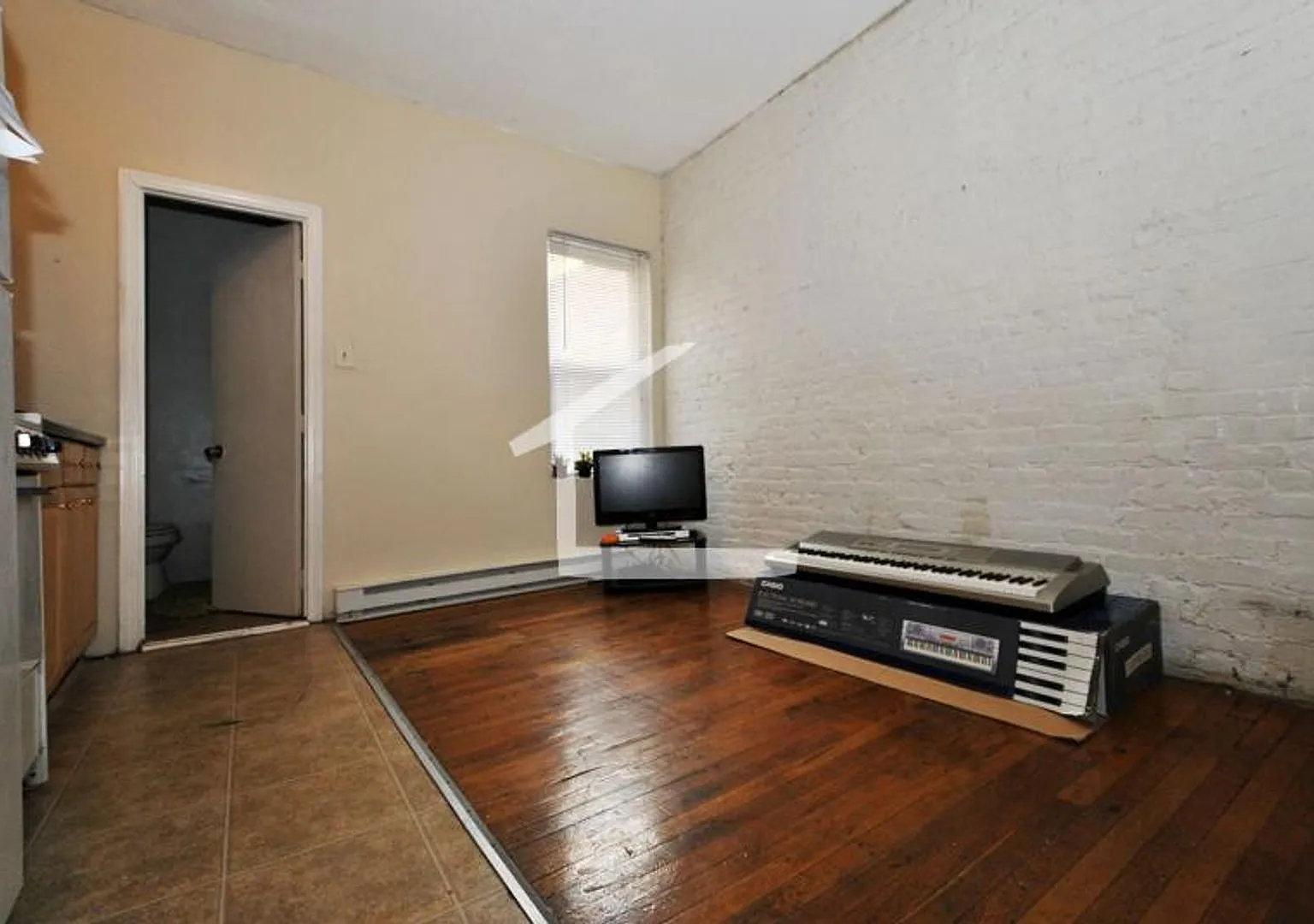 9/1 No Fee! Charming 2BR apartment in Mission Hill! — Photo 2