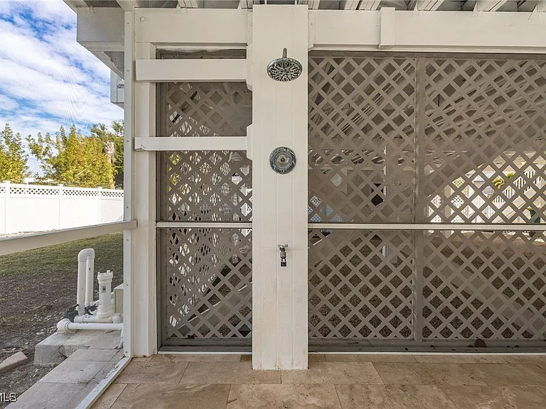 424 Lagoon Dr — Photo 33