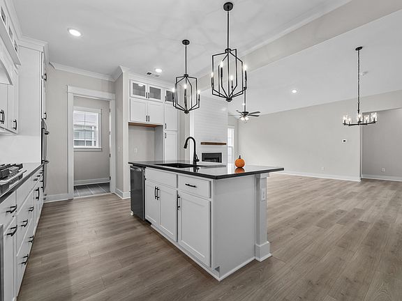 3rd image of 5806 Willoughby Way