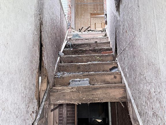 3rd image of 210 W Hickory St