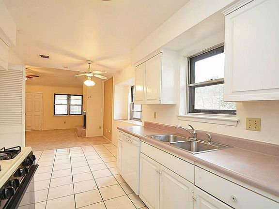 PLENTY OF CABINETS IN KITCHEN.