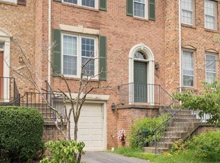 4262 Fox Lake Dr, Fairfax, VA 22033
